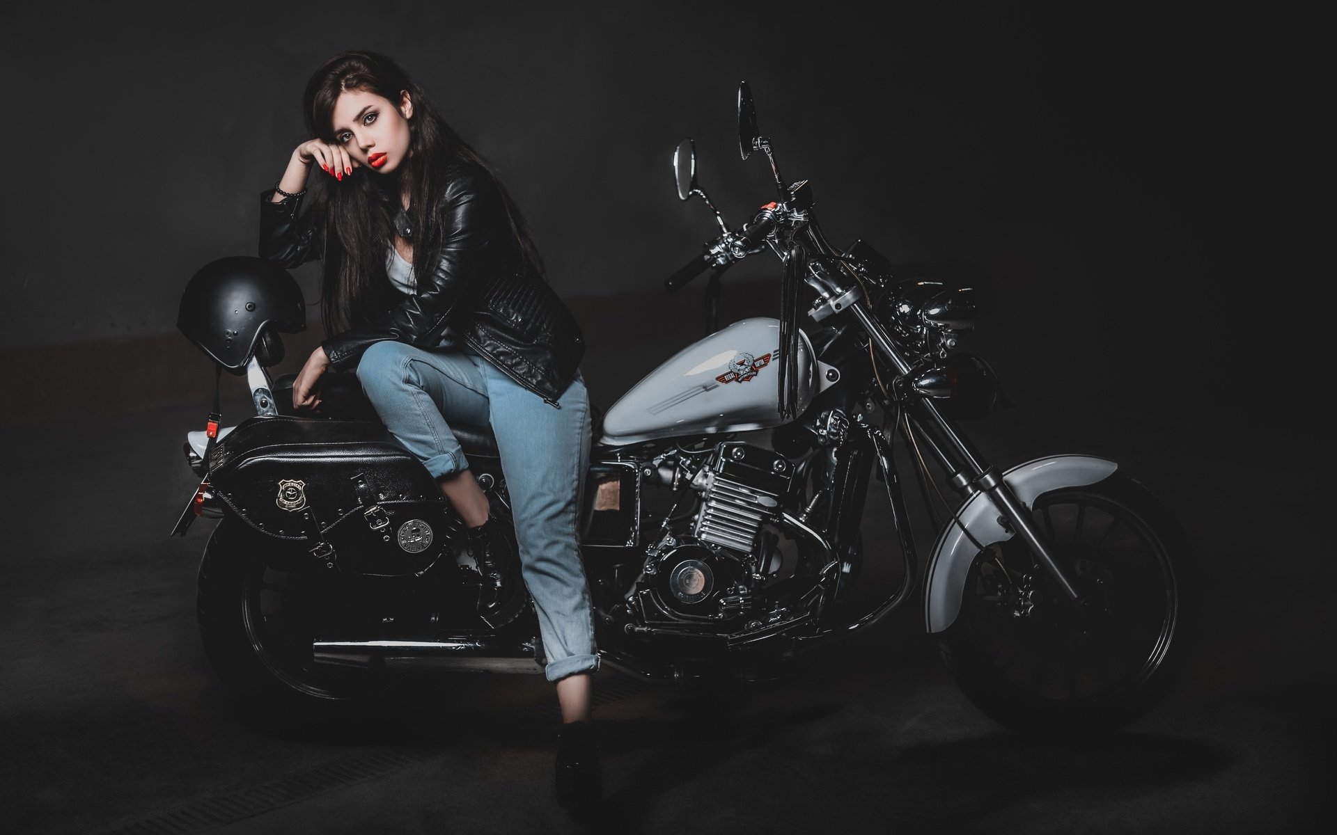 Biker girls: style and drive brings the glow — live moments in Dallas