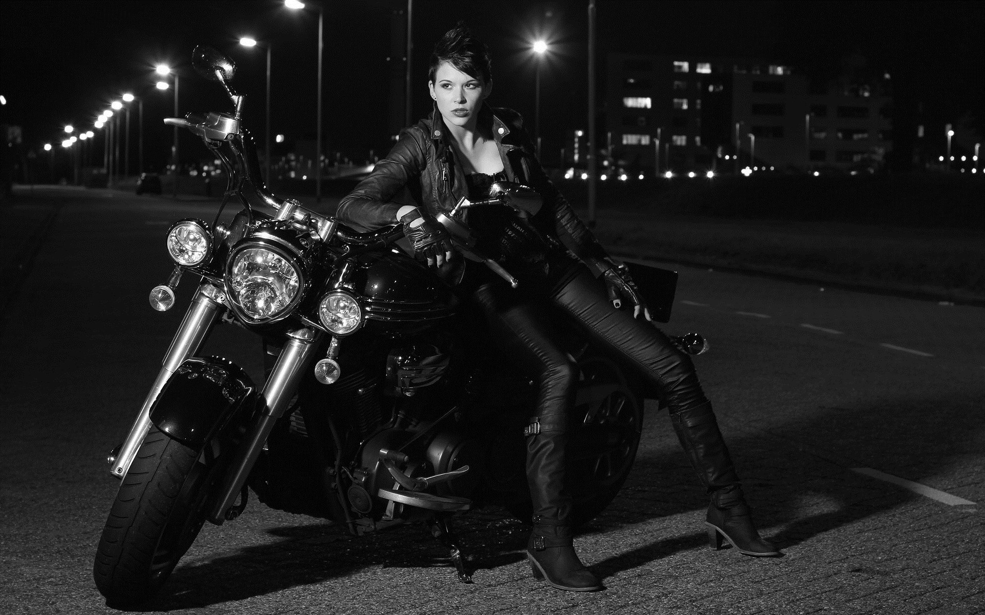 Photo Beautiful girls and motorcycles in Dallas